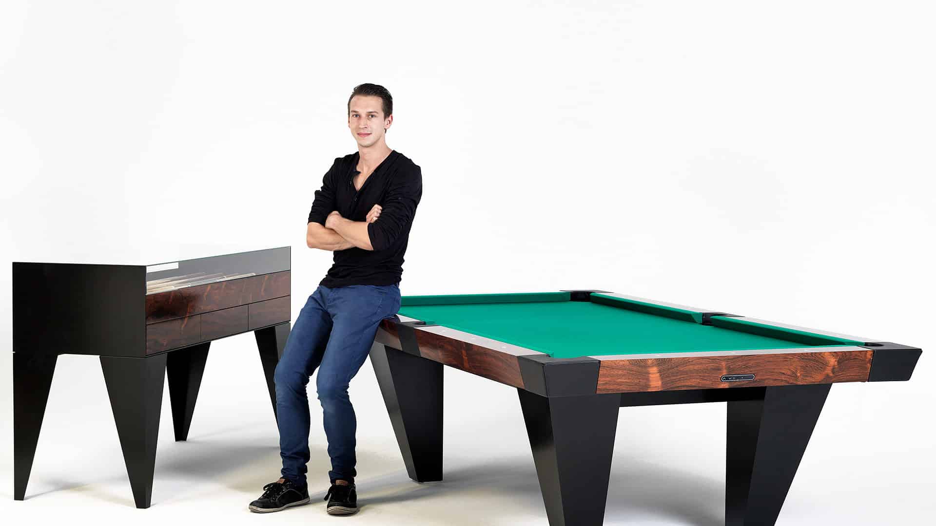 PANEM ET LUDI BILLARD ESSTISCH MIT PRÄSENTATIONSMÖBEL MARKUS DUNKL