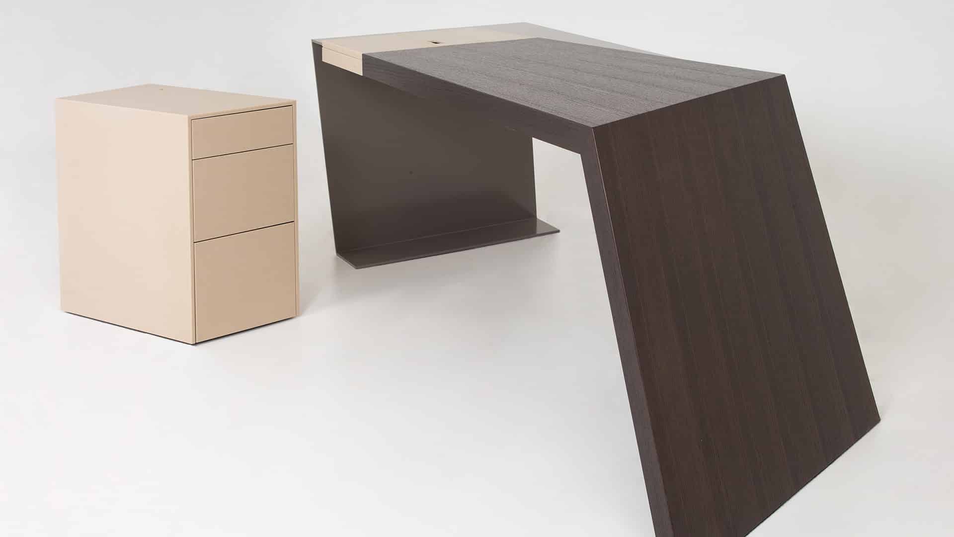 MESHING ANGELS SCHREIBTISCH MIT ROLLCONTAINER MATTHIAS WINTER