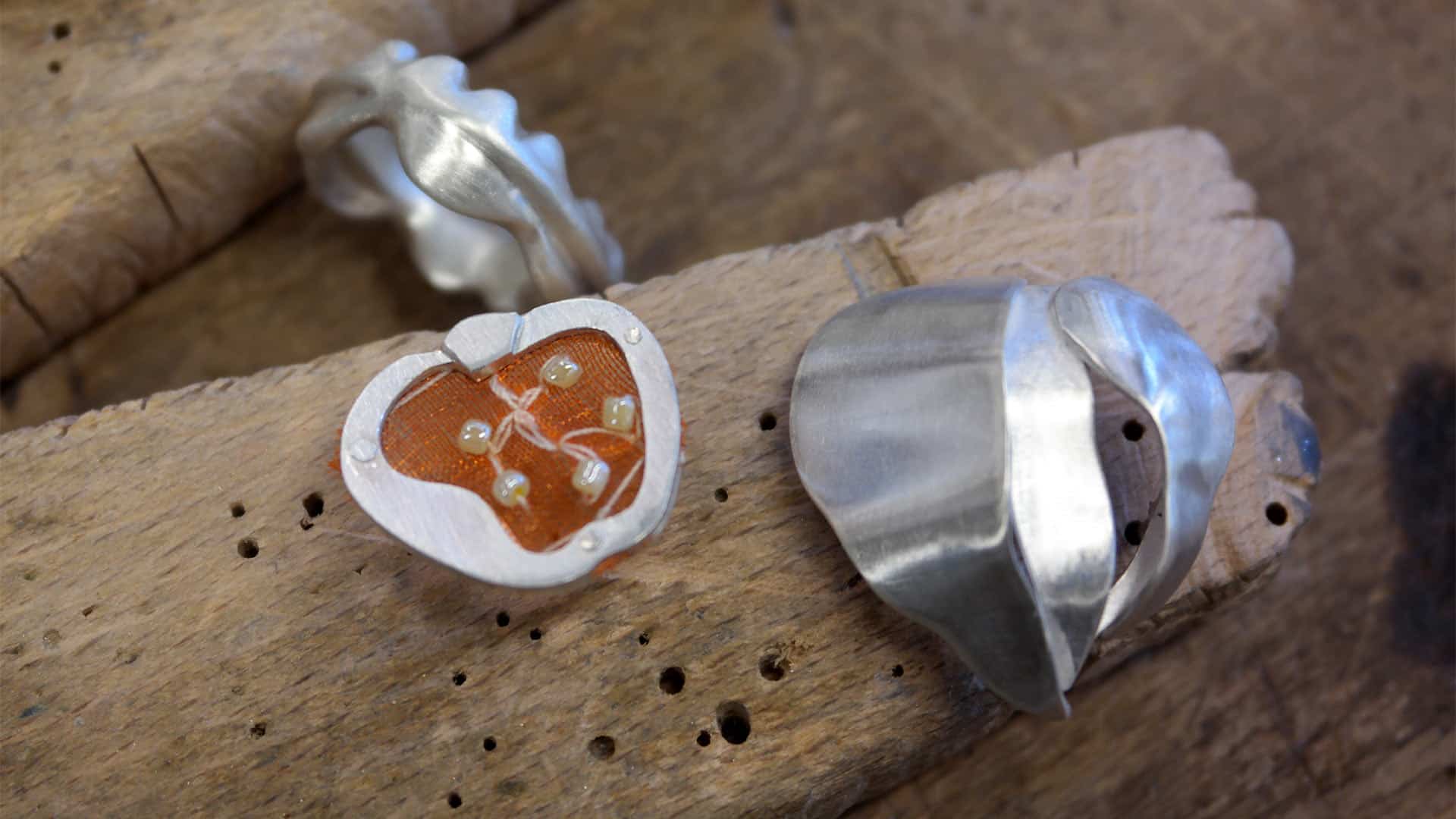RING BROSCHE SILBER TEXTIL GLASPERLEN JOHANNA MARTH