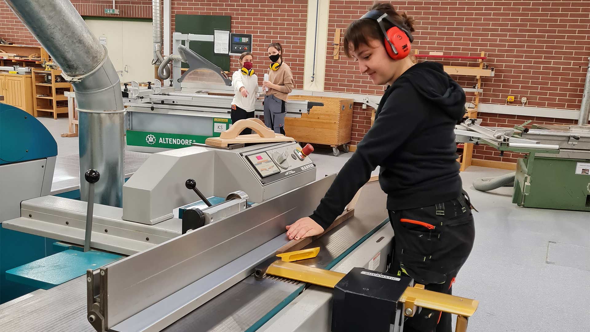 INNENARCHITEKTUR RAUM- UND OBJEKTGESTALTUNG – SCHWERPUNKT FERTIGUNG & PRODUKTION
