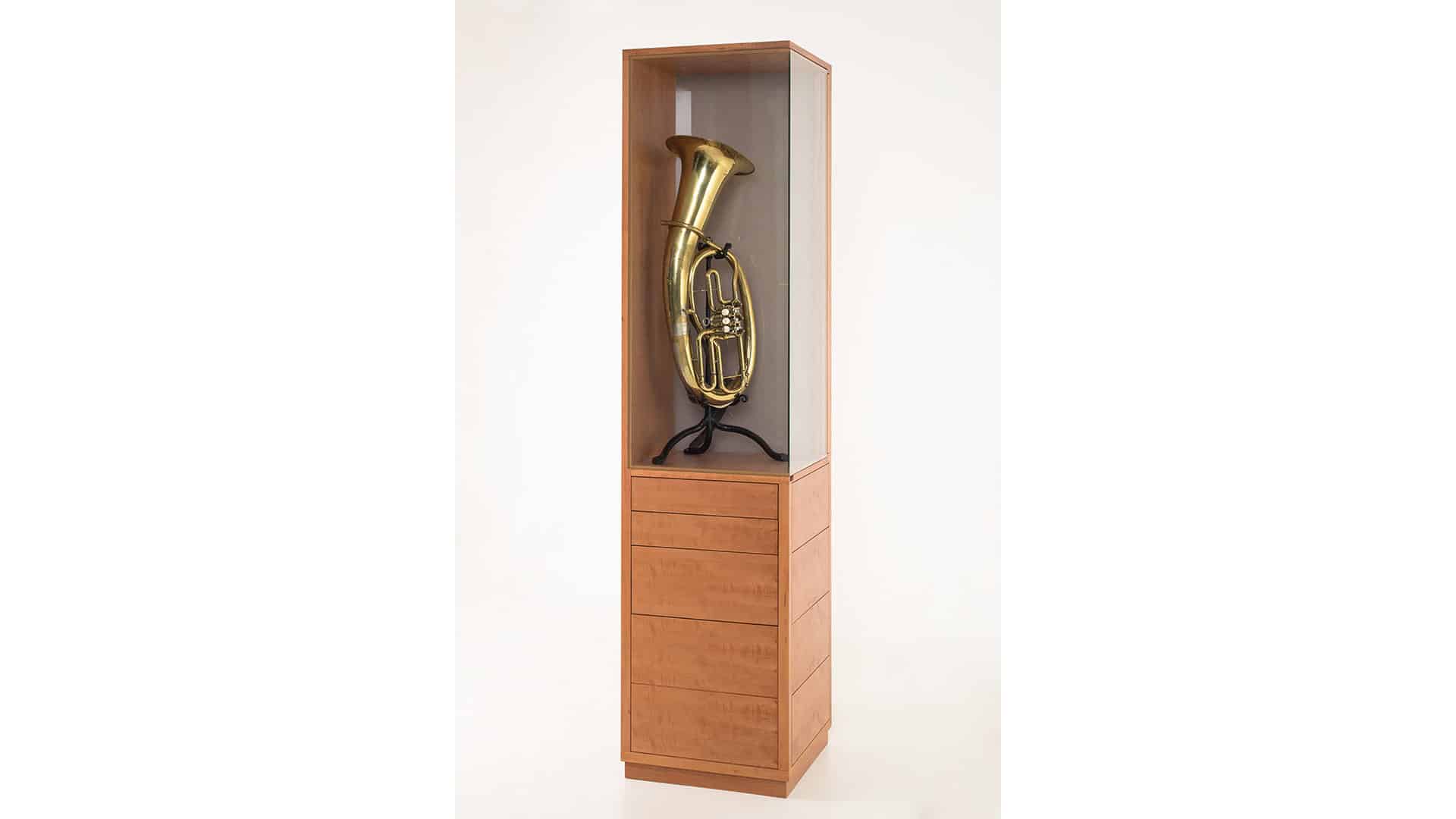 BARITONE IN FORM BARITONPRÄSENTATIONSMÖBEL DANIEL ZIEHENBERGER