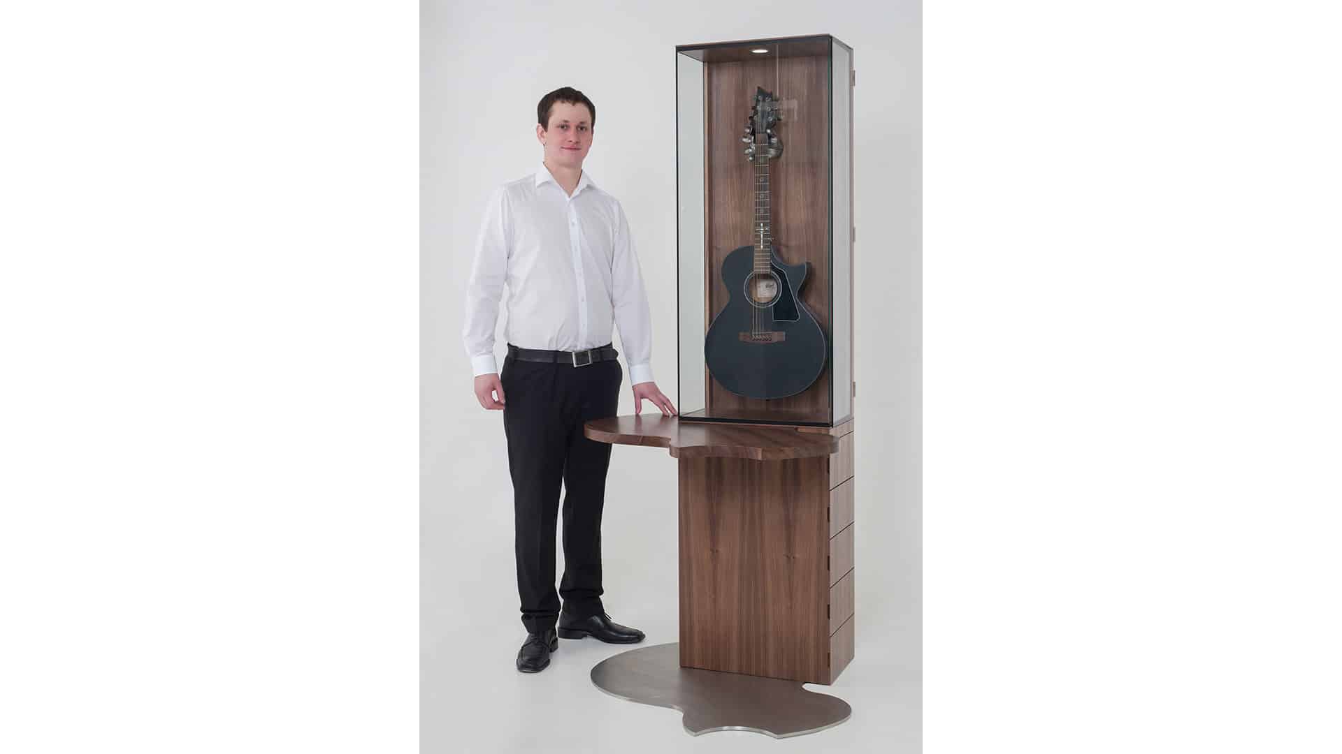 THE ROCK TOWER GITARRENPRÄSENTATIONSMÖBEL SIMON GLAS