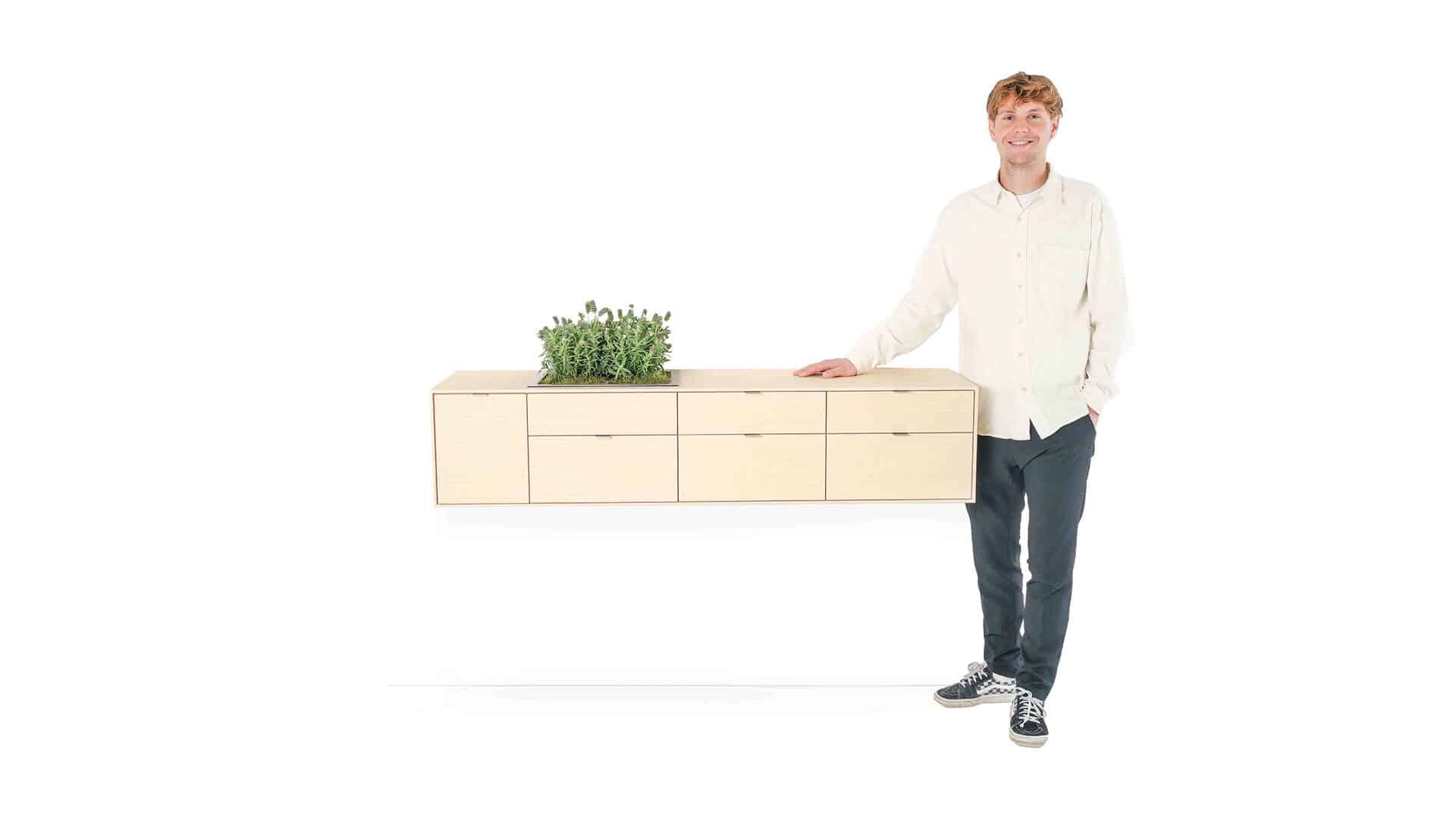 GÄNG AUFRÄUMER IM FLUR LUKAS EDELSBRUNNER